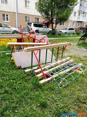 Переезд детской площадки из одного двора Южно-Сахалинска в другой затянулся