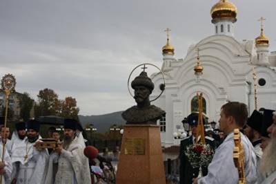 В Златоусте вандал раскрасил памятник Николаю II на территории храма