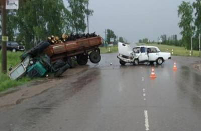 В селе Башкирии трактор перевернулся после столкновения со встречной легковушкой