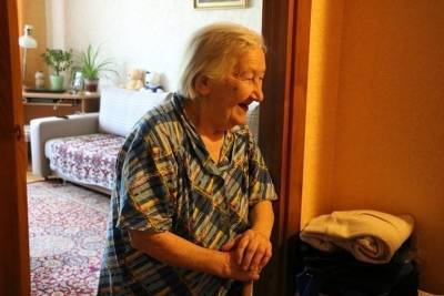 Первому ветерану в Смоленской области подарили сотовый телефон с бесплатной связью