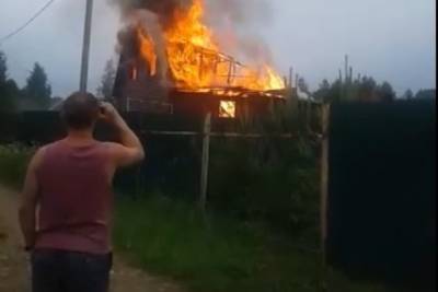 В Ярославской области двухэтажный дом сгорел после удара молнии