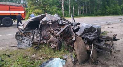 Лобовое столкновение в Канашском районе: девушка и парень искореженного авто скончались на месте