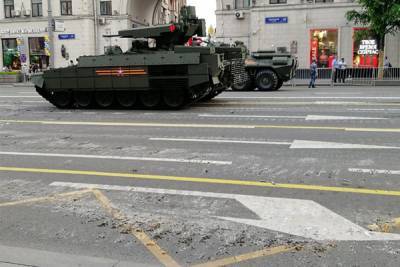 В сети появились фото повреждённой дороги на Тверской после репетиции парада