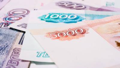 Курс рубля укрепляется в начале торгов