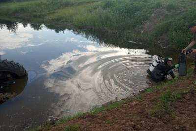 В Чувашии водолазы обшарили дно пруда в поисках водителя перевернувшегося трактора