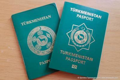 Чиновников Туркменистана обязали сдать загранпаспорта «на временное хранение» в Миграционную службу