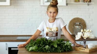 Школьница из Петербурга приготовила 10 блюд из сныти за 21 минуту и установила мировой рекорд
