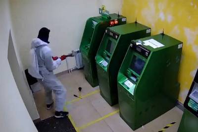 Двое мужчин пытались похитить 2,5 миллиона рублей из банкомата в Подмосковье