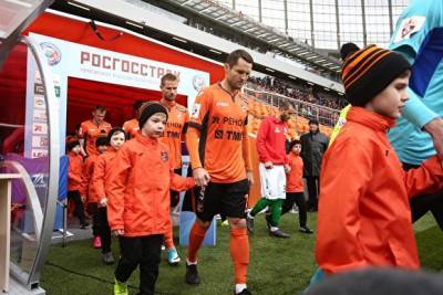 В Екатеринбурге болельщикам «Урала» на первом матче раздадут маски за счет властей