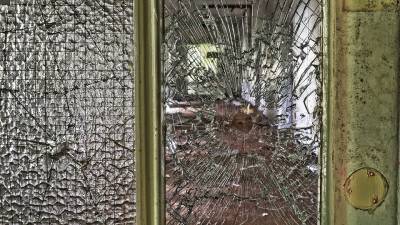Жительница Индии погибла, врезавшись в стеклянную дверь банка