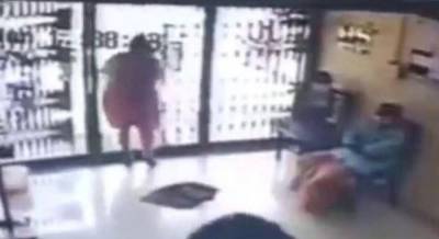 Вспорола себе живот: женщина врезалась в стеклянную дверь банка и погибла (видео 18+)