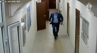 Подозреваемый во взятке иркутский чиновник попытался убежать от следователей