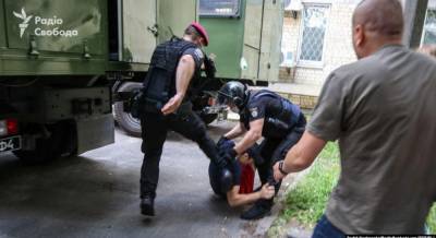 В МВД объяснили одинаковые номера на шлемах силовиков, избивавших сторонников Стерненко во время протестов 15 июня