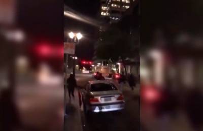 Автомобиль врезался в толпу протестующих в американском Портленде