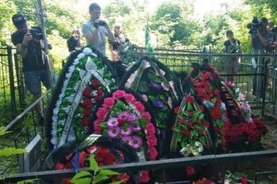 На могилу погибшего в ДТП Захарова принесли венок от Ефремова