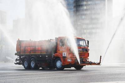 Из-за жары дороги в столице поливают каждые три часа