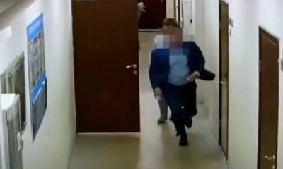 Иркутский чиновник попытался сбежать от следователей при задержании