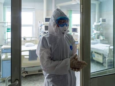 Петербуржцы заплатили штраф за 20-летнюю медсестру, которую оштрафовали за расстегнутый комбинезон