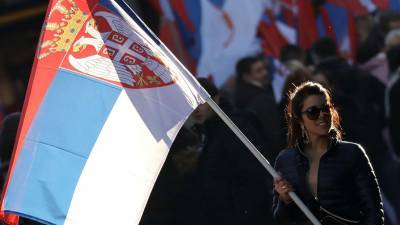 Сербский вице-премьер прыгнул со сцены в толпу на предвыборном митинге