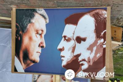 Под Печерским судом собираются сторонники Порошенко и силовики