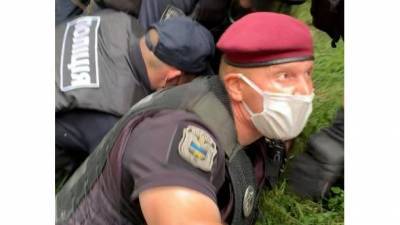 Столкновения под судом над Стерненко: в одном из полицейских узнали бывшего беркутовца