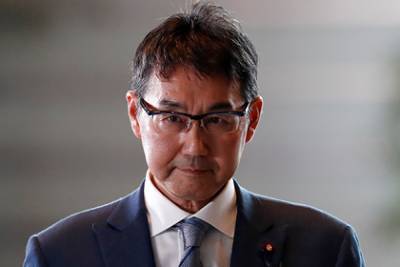 Бывшего японского министра заподозрили в подкупе избирателей ради жены
