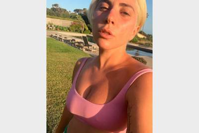 Леди Гага показала фото без макияжа и в просвечивающем грудь топе