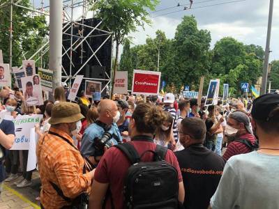 Под зданием Печерского суда проходит акция в поддержку Петра Порошенко: онлайн-трансляция