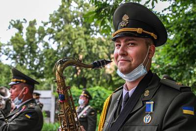 Спасибо медикам: в Харькове гвардейцы устроили музыкальный флэшмоб (видео)
