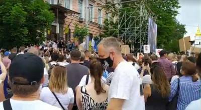 Поддержать Порошенко в Печерский райсуд Киева пришли около тысячи человек