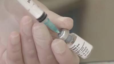 Первым 18 военнослужащим-добровольцам ввели вакцину от коронавируса — видео