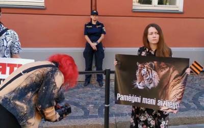 К Сейму Латвии вышли протестующие с георгиевскими лентами, требуя "Запретить дураков"