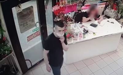 В Гомеле парень вышел из СИЗО, напал на продавца цветов, украл деньги и скрылся — видеофакт