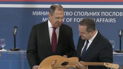 Глава МИД Сербии подарил Лаврову гитару и пообещал не вступать в НАТО