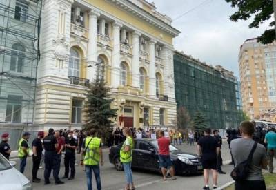 В Харькове под судом активистов забросали яйцами (видео)