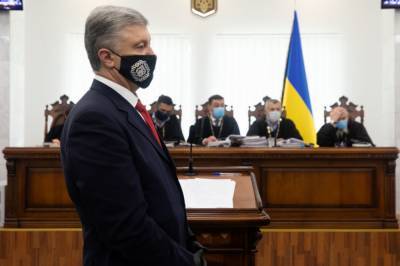 Суд над Порошенко: экс-президент объявил о новом деле, а его сторонники хватались за покрышки