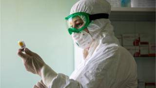 Коронавирус в России: власти сообщили почти о 500 погибших медиках, а потом открестились от этой цифры