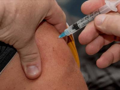 Доброволец рассказал о первой прививке российской вакциной от коронавируса