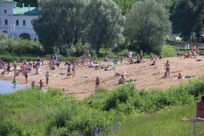 Псковичи спасаются от жары на городском пляже