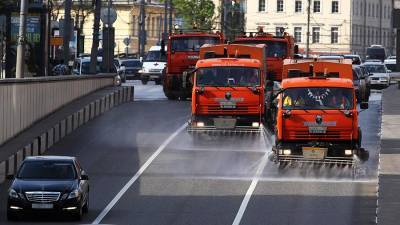 В Москве из-за жары начали поливать улицы