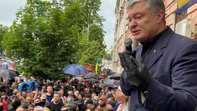 Суд над Порошенко: прокуратура просит меру пресечения в виде личного обязательства