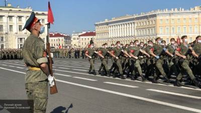 Военные провели репетицию Парада Победы в Петербурге в перчатках и масках