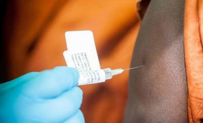 Российскую вакцину от коронавируса ввели первым добровольцам
