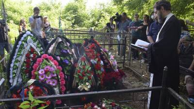 На могиле погибшего в ДТП с Ефремовым водителя появился венок от артиста