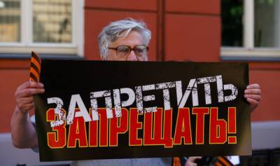 "Выиграть войну символов невозможно": русские Латвии ответили на запрет георгиевской ленты