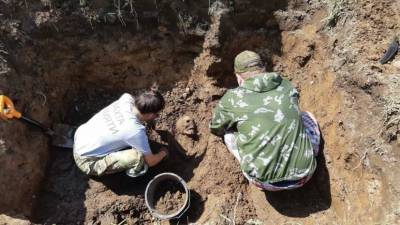 Поисковики нашли захоронение жертв концлагеря в Псковской области