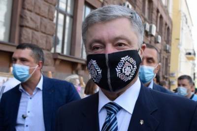 Порошенко вспомнил об умершем отце и заплакал на митинге в Киеве