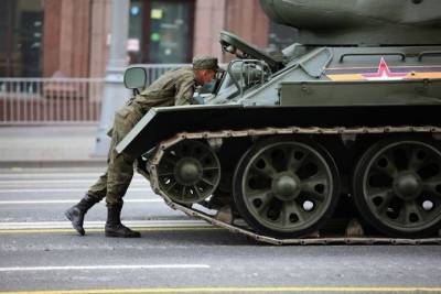 Водителей попросили не посещать центр Москвы из-за грозы и репетиции парада