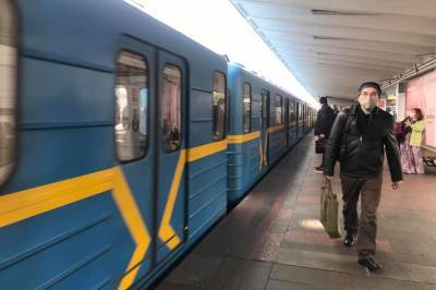 В Киеве на станции метро "Лесная" пассажир избил полицейского