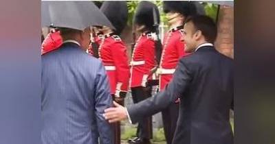 Макрон прилетел в Лондон к принцу Чарльзу и нарушил социальную дистанцию (фото, видео)
